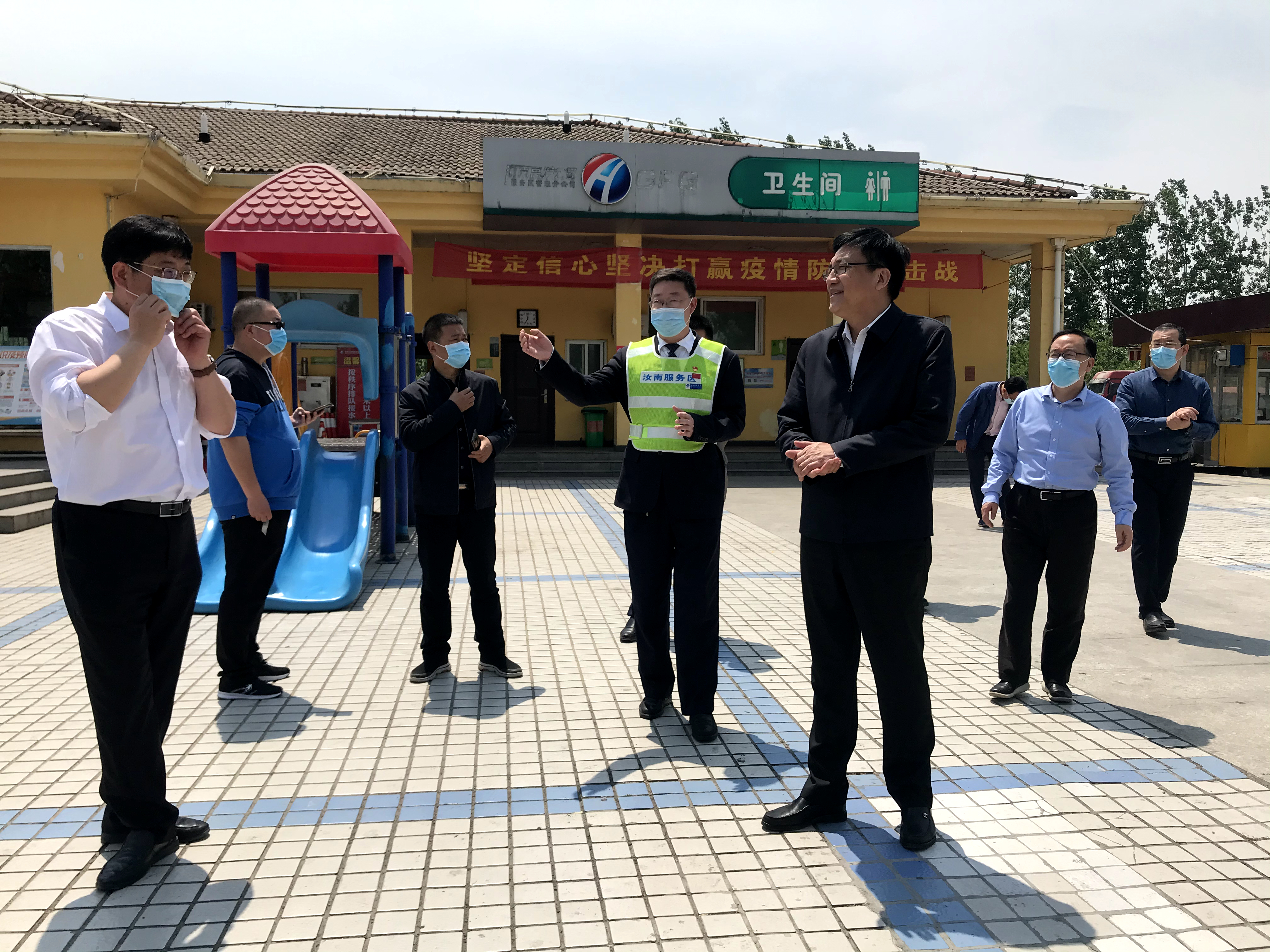 徐強(qiáng)副廳長途經(jīng)汝南服務(wù)區(qū)指導(dǎo)照片1 (1).jpg 徐強(qiáng)副廳長途經(jīng)汝南服務(wù)區(qū)指導(dǎo)照片1 (1).jpg