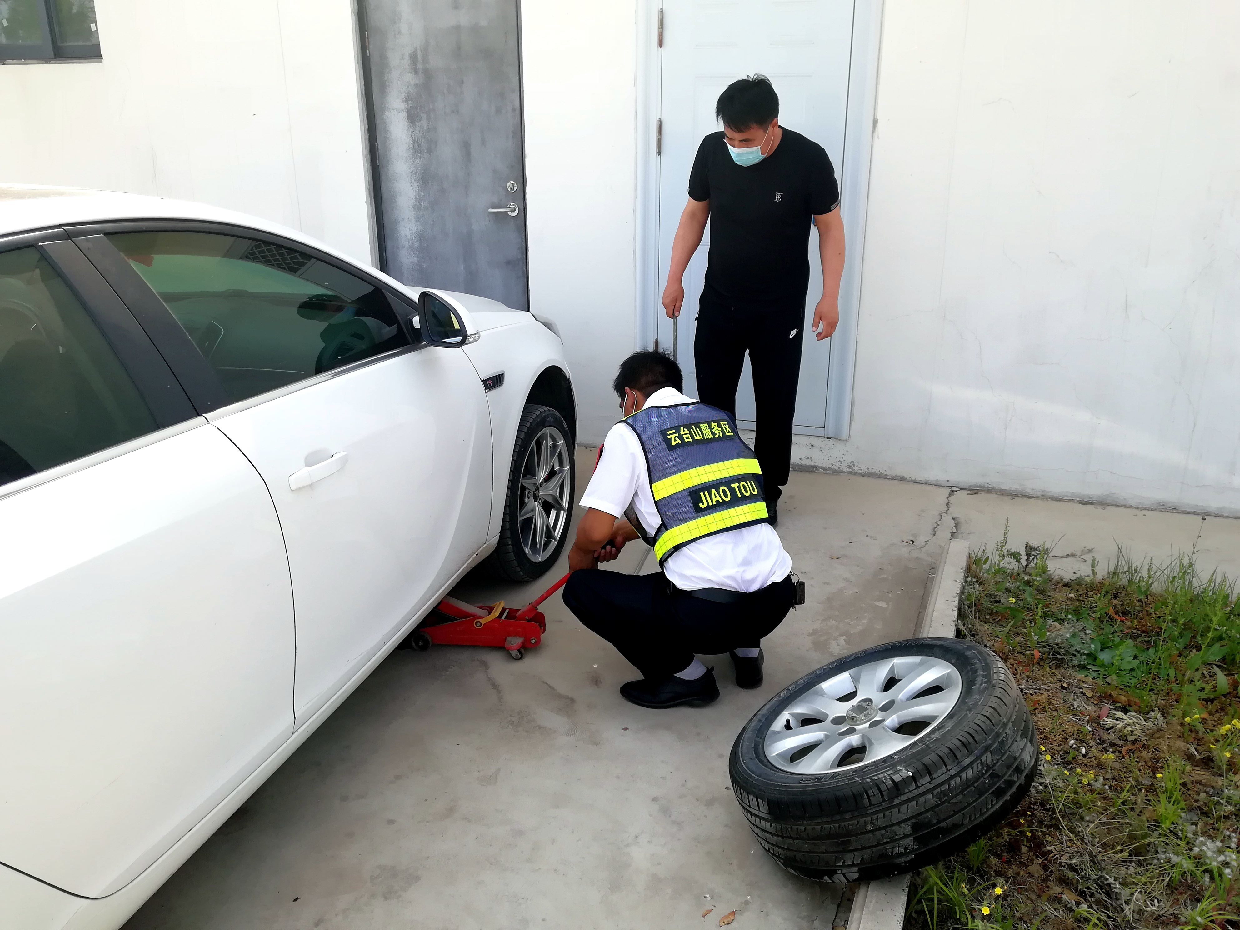 云臺(tái)山服務(wù)區(qū)幫助司乘更換輪胎.jpg 云臺(tái)山服務(wù)區(qū)幫助司乘更換輪胎.jpg