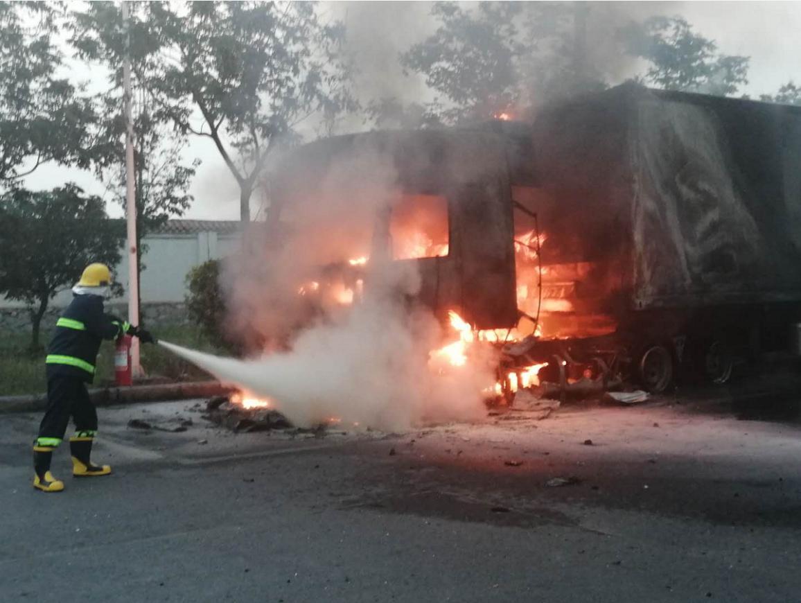 鶴壁服務(wù)區(qū)救火.jpg 鶴壁服務(wù)區(qū)救火.jpg