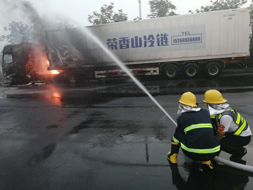 鶴壁服務(wù)區(qū)救火2.jpg 鶴壁服務(wù)區(qū)救火2.jpg