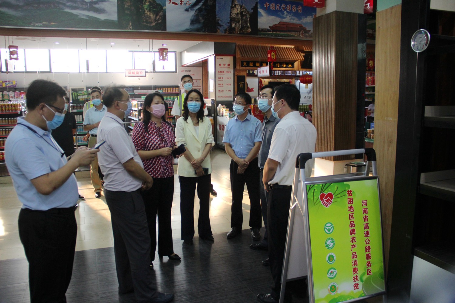 9月15日中國(guó)農(nóng)業(yè)農(nóng)村部農(nóng)產(chǎn)品質(zhì)量安全監(jiān)管司處長(zhǎng)王為民一行到安陽(yáng)服務(wù)區(qū)視察指導(dǎo)河南省高速公路服務(wù)區(qū)貧困地區(qū)品牌農(nóng)產(chǎn)品消費(fèi)扶貧工作.jpg 9月15日中國(guó)農(nóng)業(yè)農(nóng)村部農(nóng)產(chǎn)品質(zhì)量安全監(jiān)管司處長(zhǎng)王為民一行到安陽(yáng)服務(wù)區(qū)視察指導(dǎo)河南省高速公路服務(wù)區(qū)貧困地區(qū)品牌農(nóng)產(chǎn)品消費(fèi)扶貧工作.jpg