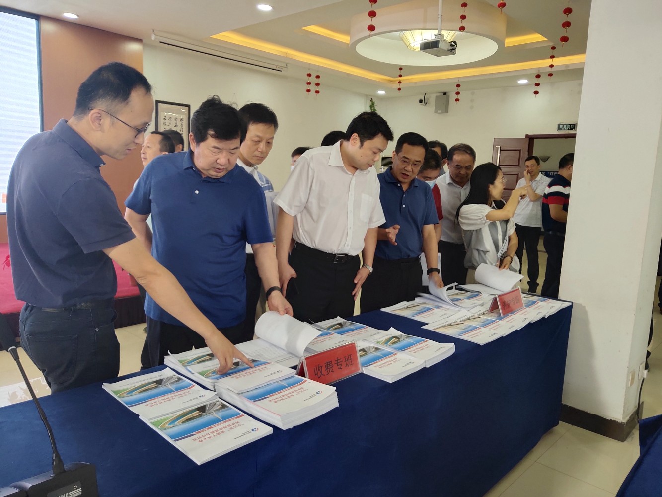 9月14日集團(tuán)副總經(jīng)理劉芮華到鄭州南服務(wù)區(qū)檢查驗(yàn)收集團(tuán)“十三五”公路養(yǎng)護(hù)管理治理能力評價(jià)工作成果1.jpg 9月14日集團(tuán)副總經(jīng)理劉芮華到鄭州南服務(wù)區(qū)檢查驗(yàn)收集團(tuán)“十三五”公路養(yǎng)護(hù)管理治理能力評價(jià)工作成果1.jpg