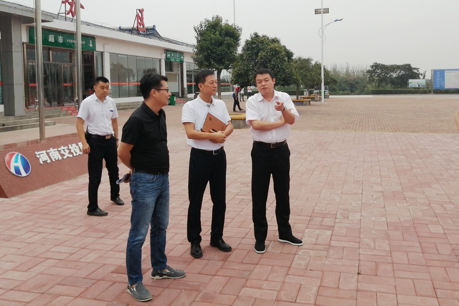 9月14日集團(tuán)副總經(jīng)理劉芮華到鄭州南服務(wù)區(qū)檢查驗(yàn)收集團(tuán)“十三五”公路養(yǎng)護(hù)管理治理能力評價(jià)工作成果2.jpg 9月14日集團(tuán)副總經(jīng)理劉芮華到鄭州南服務(wù)區(qū)檢查驗(yàn)收集團(tuán)“十三五”公路養(yǎng)護(hù)管理治理能力評價(jià)工作成果2.jpg