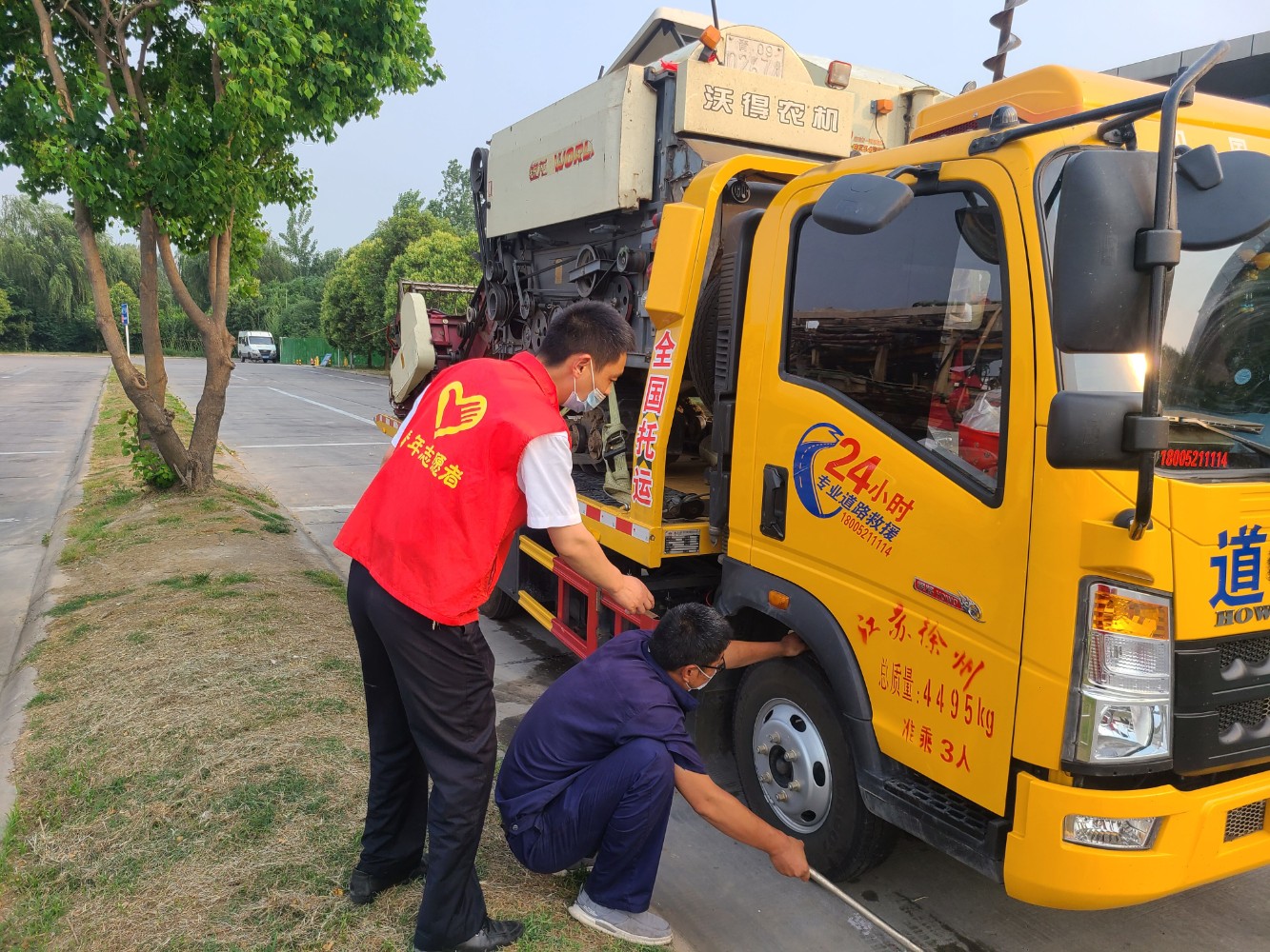 服務(wù)三夏(周口東服務(wù)區(qū) 張?jiān)隼?13849452006)4.jpg 服務(wù)三夏(周口東服務(wù)區(qū) 張?jiān)隼?13849452006)4.jpg