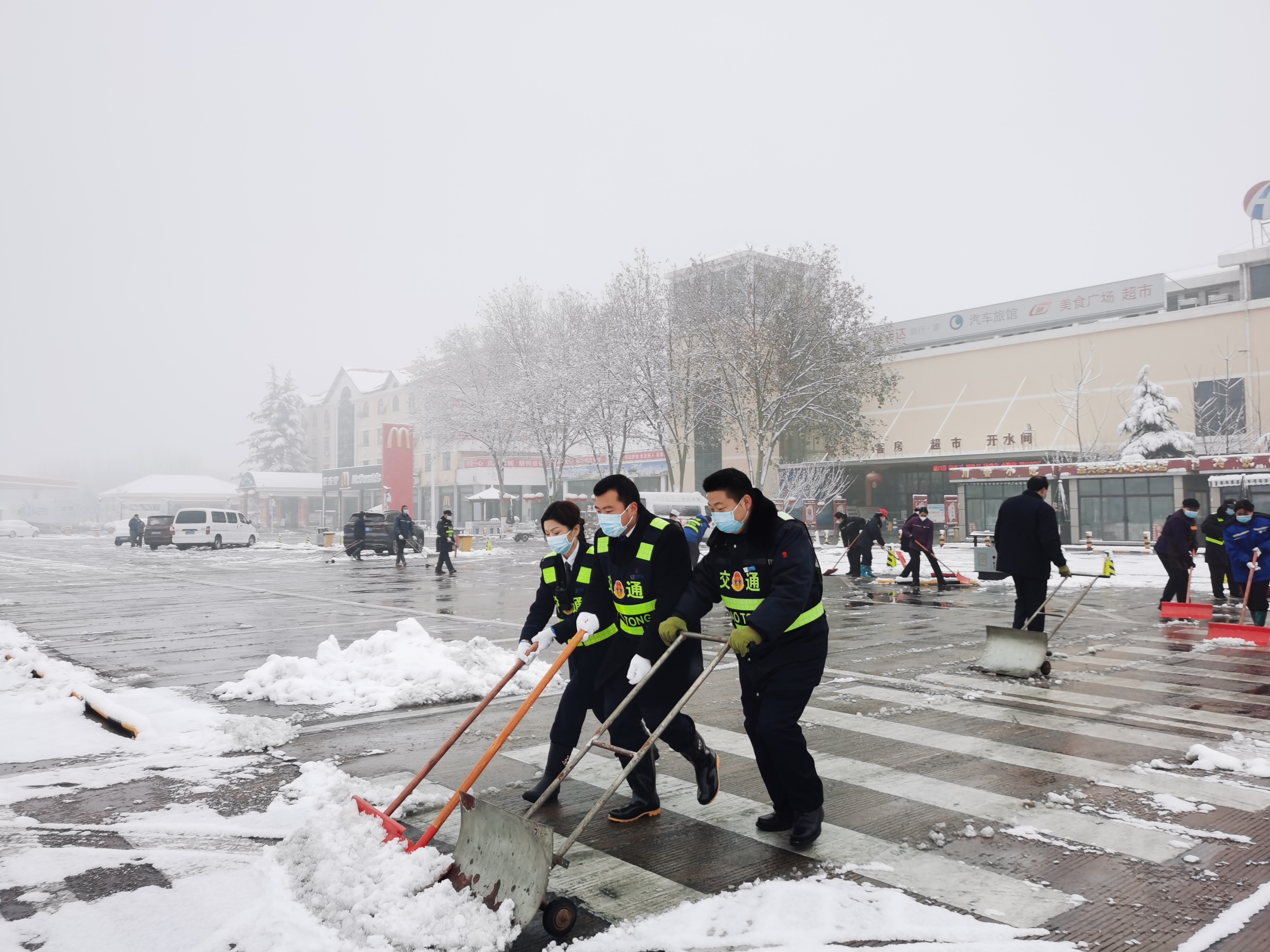 1月5日，洛陽服務(wù)區(qū)除雪保通進(jìn)行時(shí)。 (1).jpg