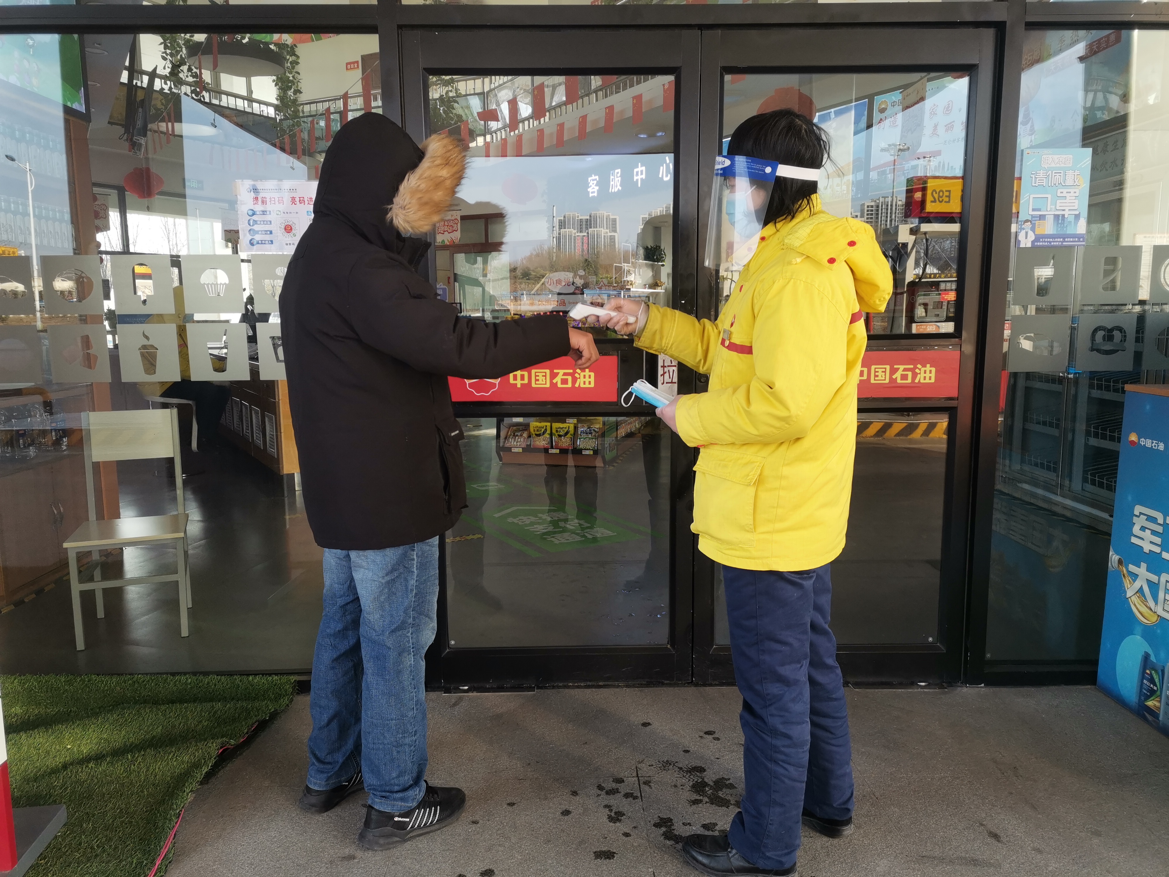 2022年1月22日，鄭州站，對(duì)顧客測(cè)溫。鄭禮坤_.jpg