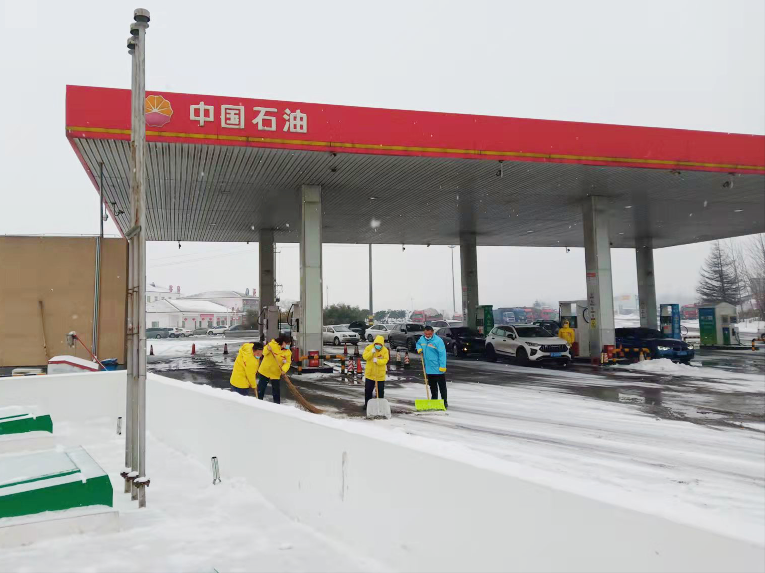 中油高速公司澠池加油站，站長帶領(lǐng)員工清掃積雪。樊展展 攝_副.png