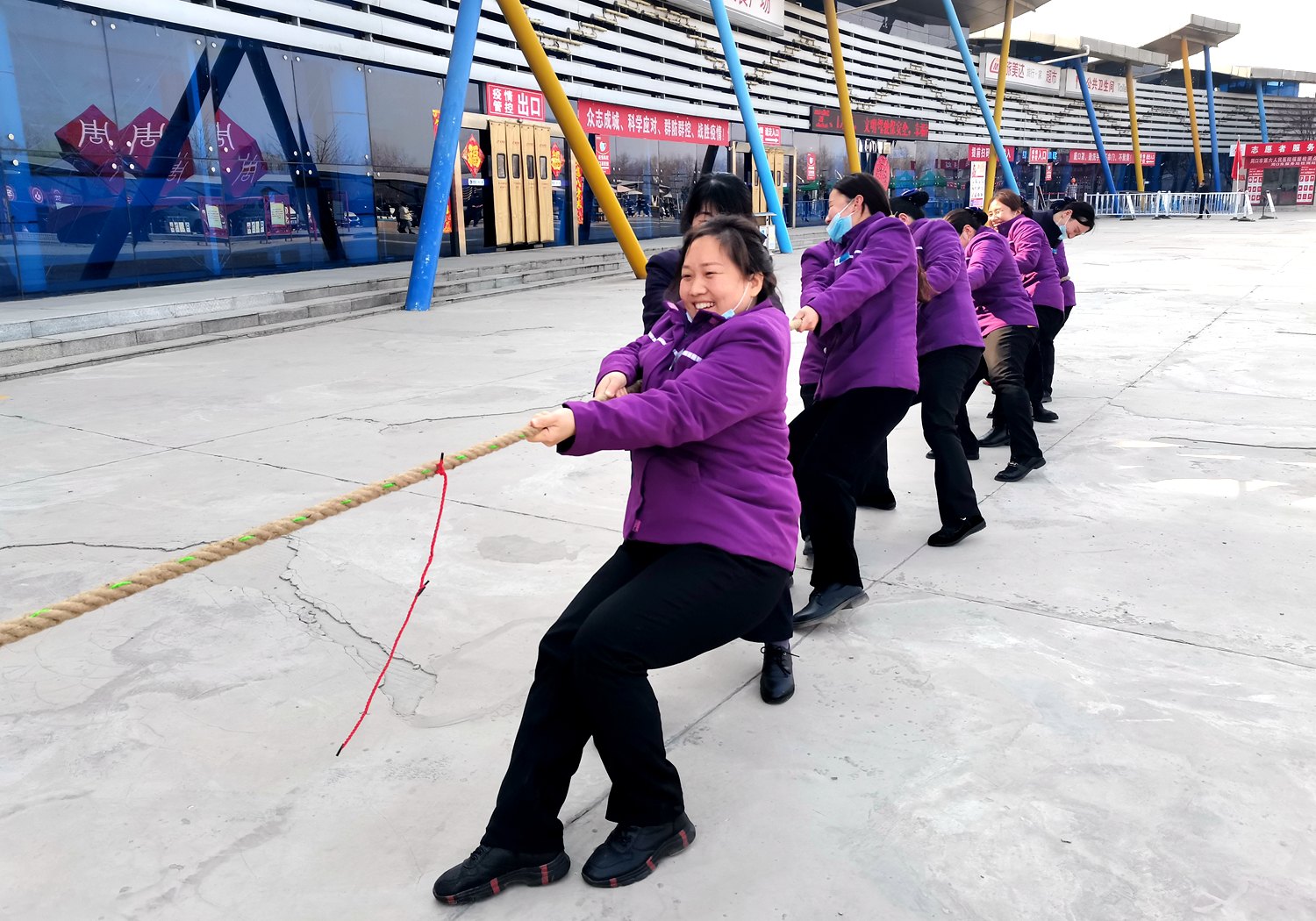 3月7日，周口東服務(wù)區(qū)舉行了“三八”國際婦女節(jié)趣味運動會，用健康、快樂的方式慶祝第112個國際婦女節(jié)的到來。張增利 攝.png