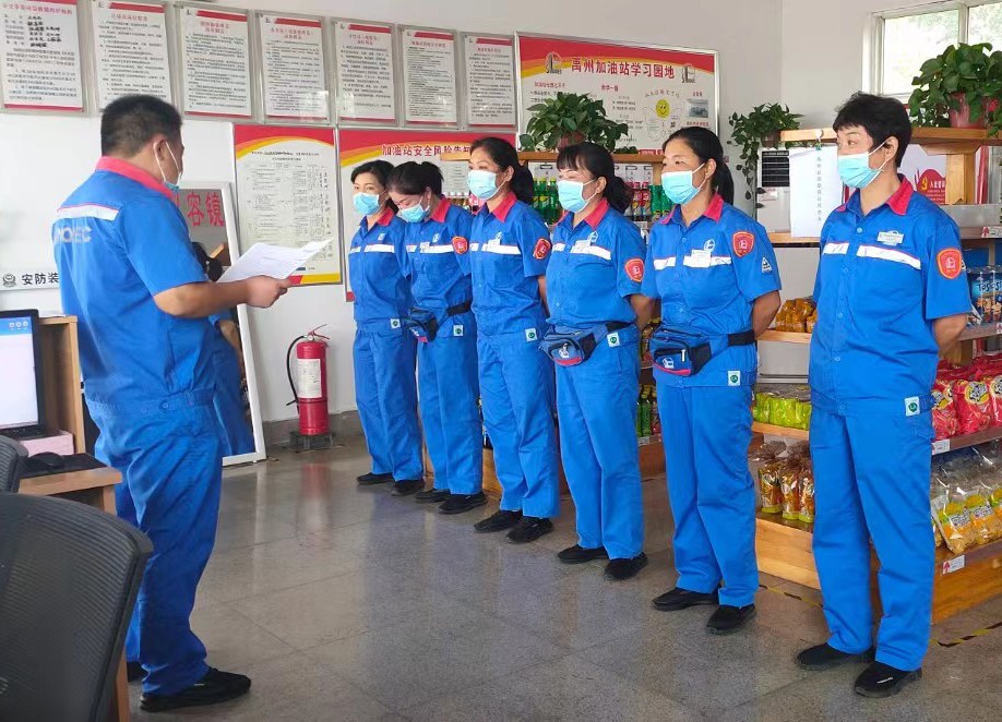 2022.5.25高速石化禹州站:開(kāi)展防詐騙宣傳 張衛(wèi)麗.jpg