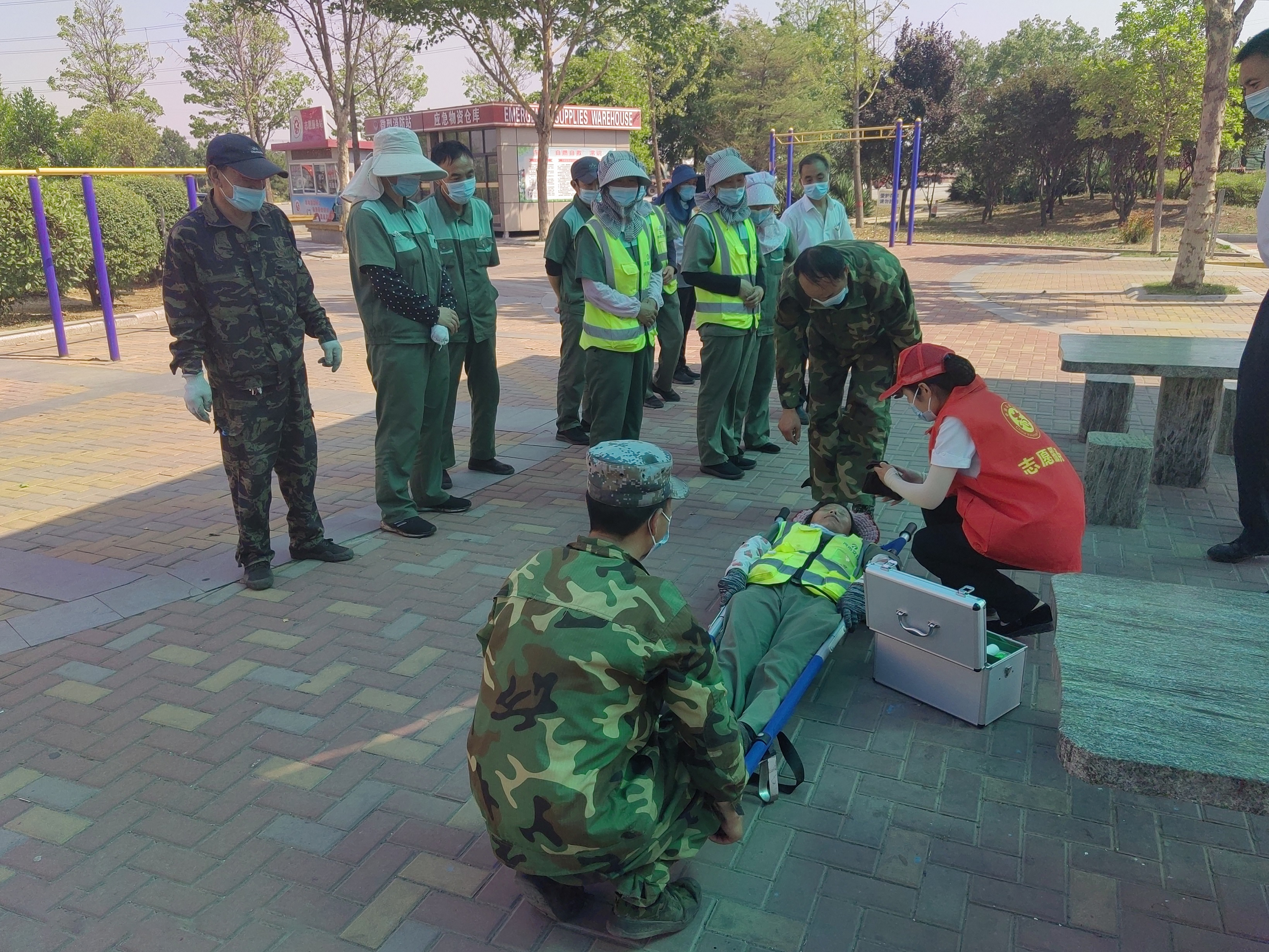 6月16日安陽服務(wù)區(qū)組織開展高溫中暑應(yīng)急預(yù)案演練梁新芳 攝.jpg 6月16日安陽服務(wù)區(qū)組織開展高溫中暑應(yīng)急預(yù)案演練梁新芳 攝.jpg