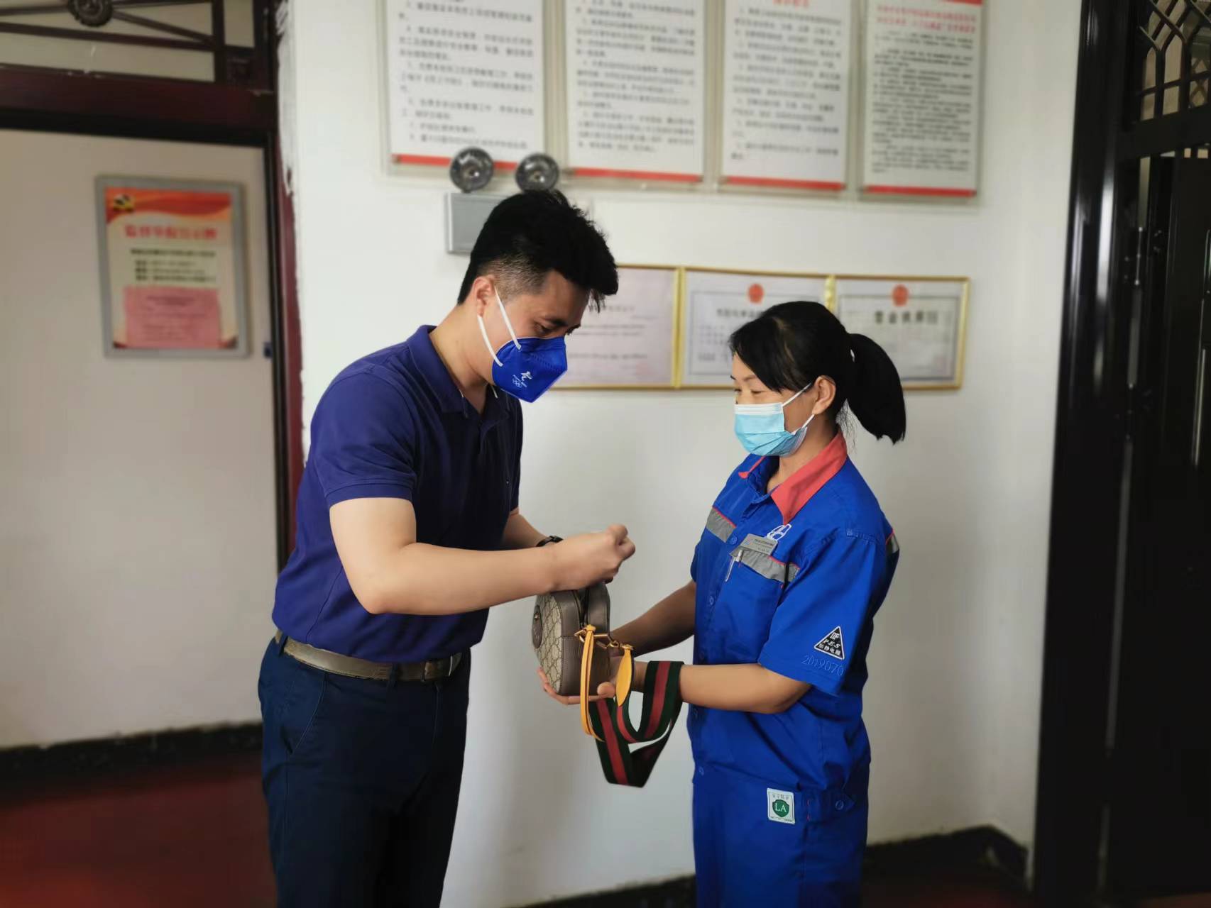 2022年6月18日高速石化許昌加油站員工師曉莉拾金不昧圖片，拍攝人：徐姍 (1).jpg