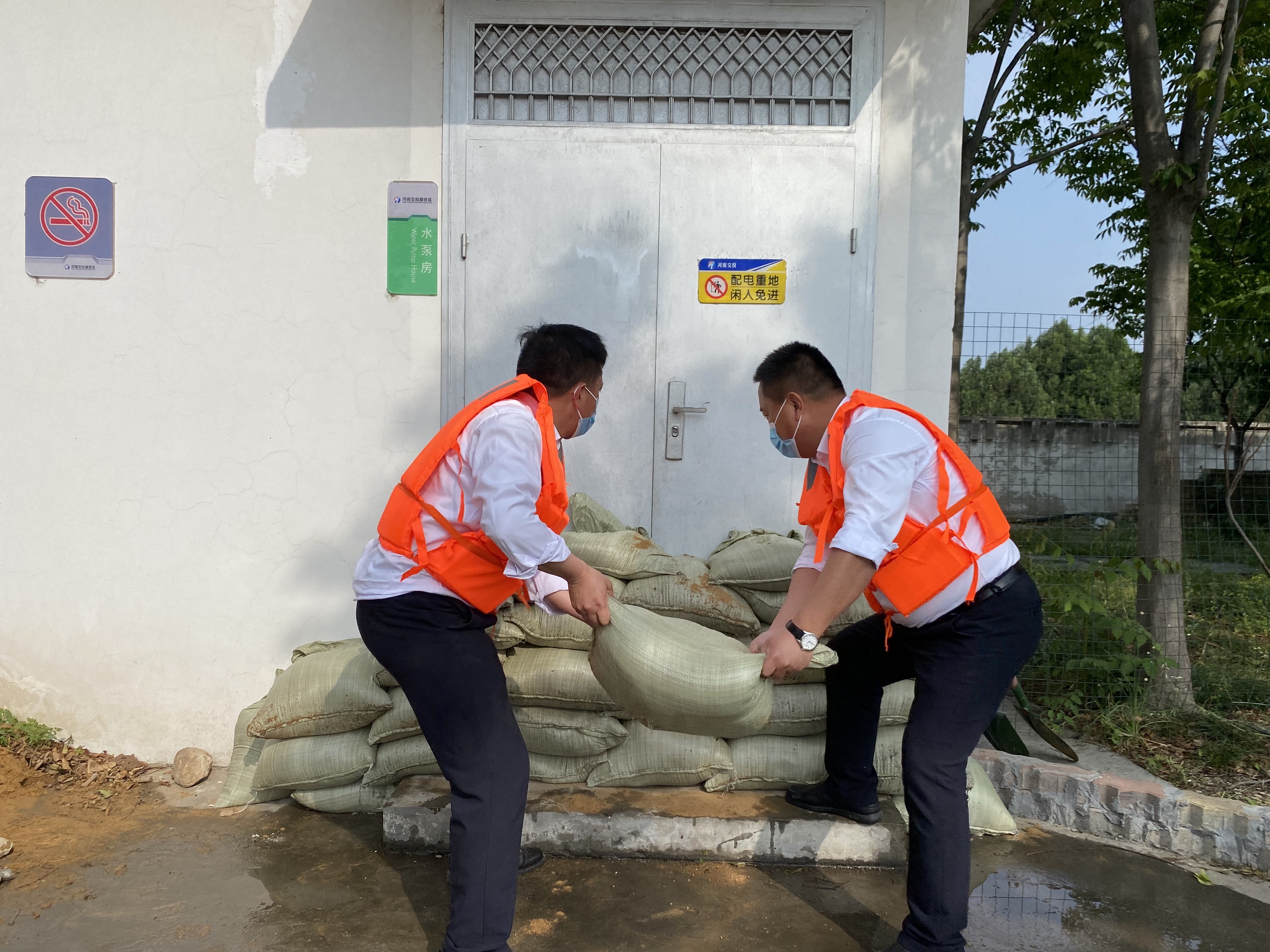 6月24日 禹州服務(wù)區(qū)防汛期間準(zhǔn)備工作 李鑫_.jpg 6月24日 禹州服務(wù)區(qū)防汛期間準(zhǔn)備工作 李鑫_.jpg