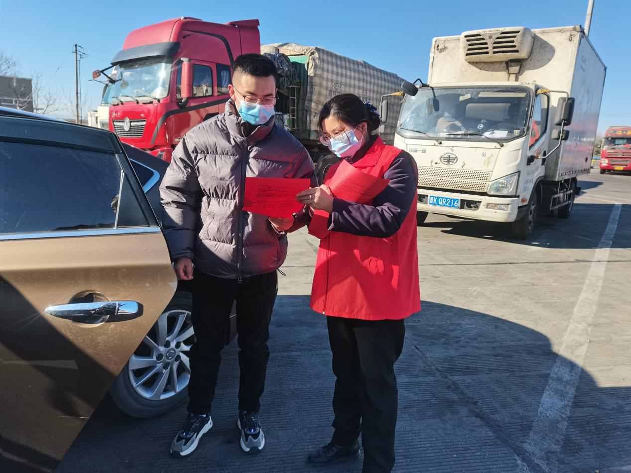 向過往司乘講解憲法相關(guān)知識(shí)1.png 向過往司乘講解憲法相關(guān)知識(shí)1.png