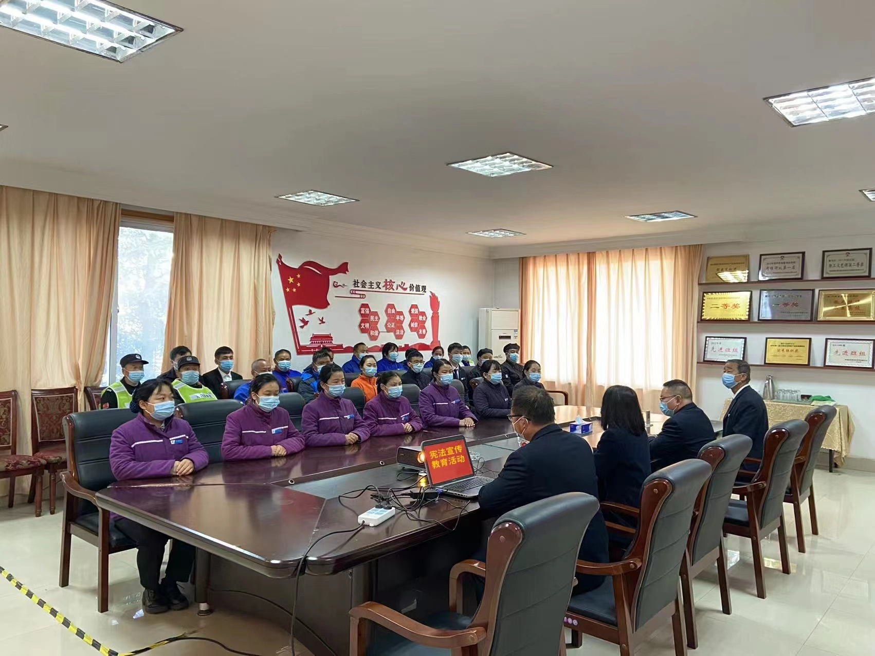 服務(wù)區(qū)員工學(xué)習(xí)憲法1.png 服務(wù)區(qū)員工學(xué)習(xí)憲法1.png