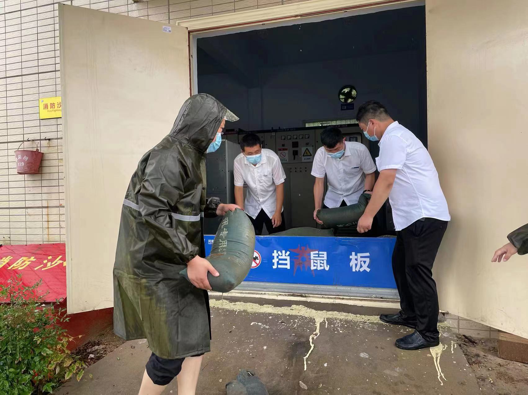 7月5日 商丘服務(wù)區(qū)放置沙袋、擋鼠板.jpg