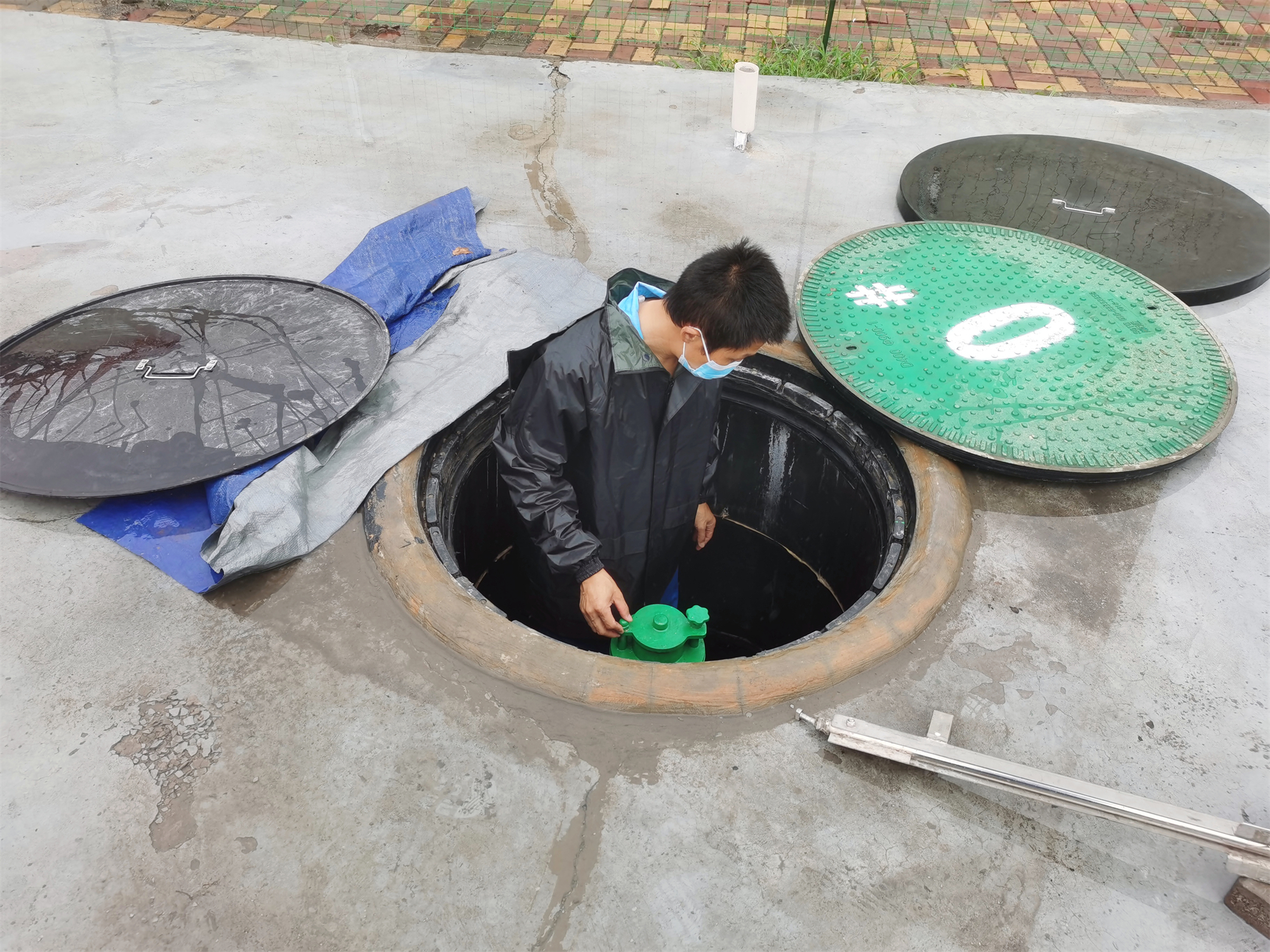 7月5日 安陽(yáng)服務(wù)區(qū)加油站，檢查操作井是否有積水.jpg