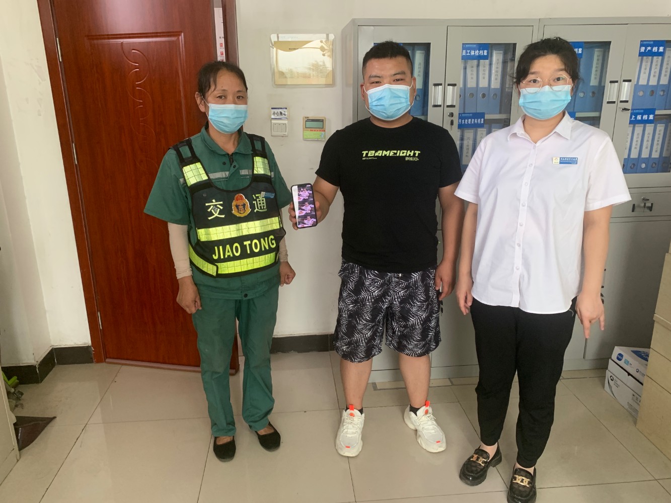 7月16日澠池西停車南區(qū)拾金不昧揚(yáng)道德 服務(wù)為民踐初馬躍鴻 攝.jpg 7月16日澠池西停車南區(qū)拾金不昧揚(yáng)道德 服務(wù)為民踐初馬躍鴻 攝.jpg