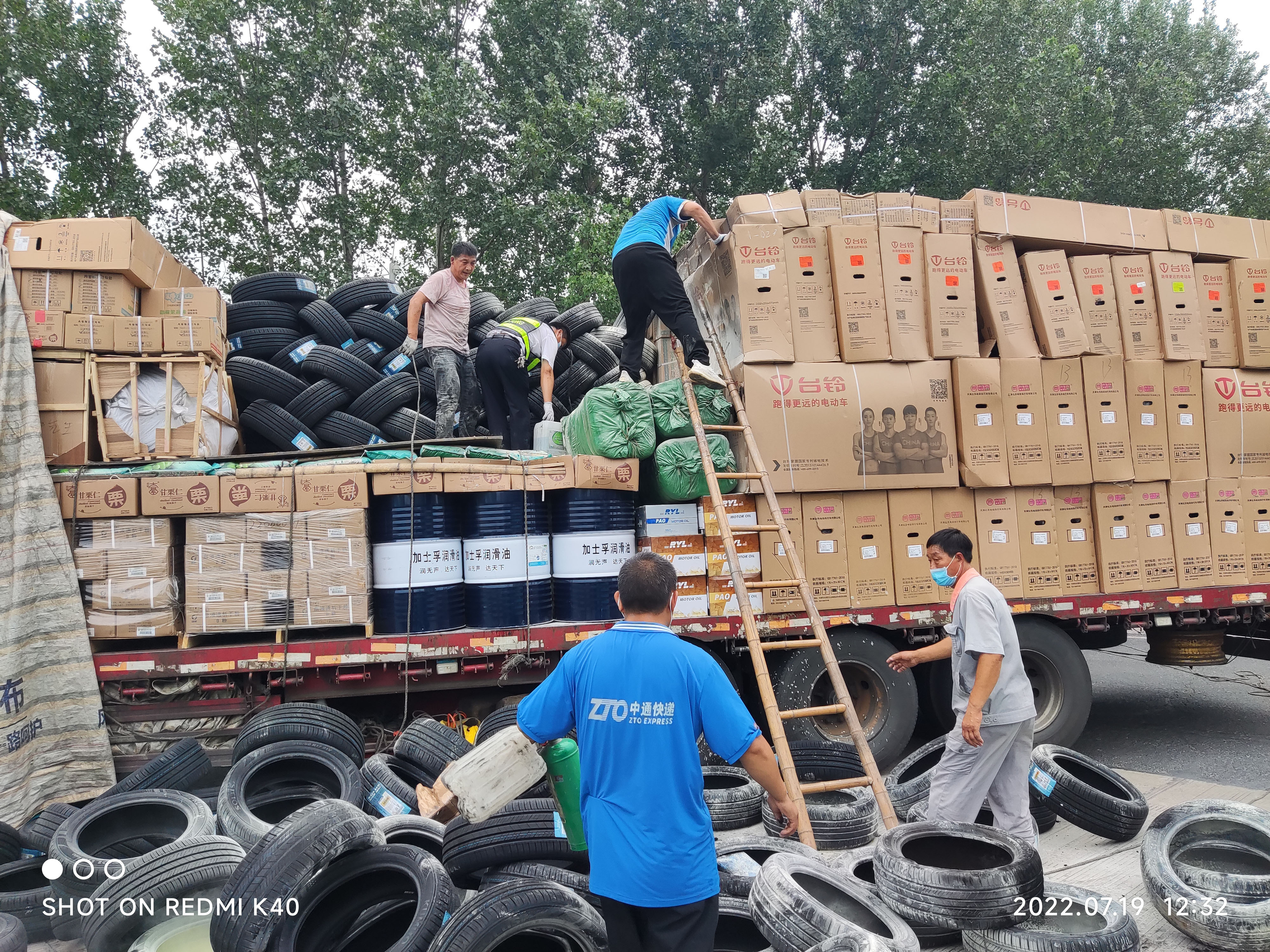 7月19日扶溝服務區(qū)貨車自燃起火緊急救助獲贊譽 周杰 攝 (2).jpg